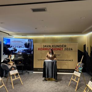 Organizohet ekspozitë me mesazhe kundër korrupsionit të studentëve të Klinikës Ligjore të IKD-së Organizohet ekspozitë me mesazhe kundër korrupsionit të studentëve të Klinikës Ligjore të IKD-së