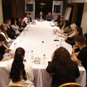 Në Pejë u diskutua për kufijtë e lirisë së shprehjes dhe sfidat e debatit publik Në Pejë u diskutua për kufijtë e lirisë së shprehjes dhe sfidat e debatit publik