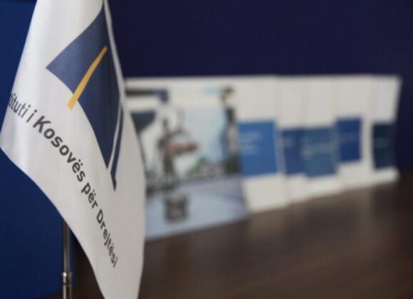 Ndërprerja e seancës konstituive cenon Kushtetutën dhe nuk mund të arsyetohet me mungesën e marrëveshjes politike