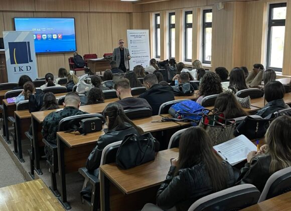 IKD diskuton me studentët në Pejë për Nismën Legjislative Qytetare